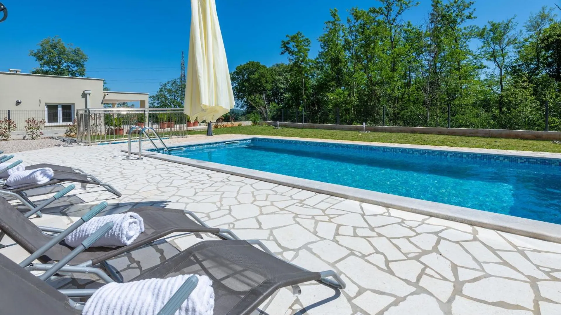 Vakantiehuis Villa Sarah, Mediterranean Elegance Minutes From The Beach Veligolji